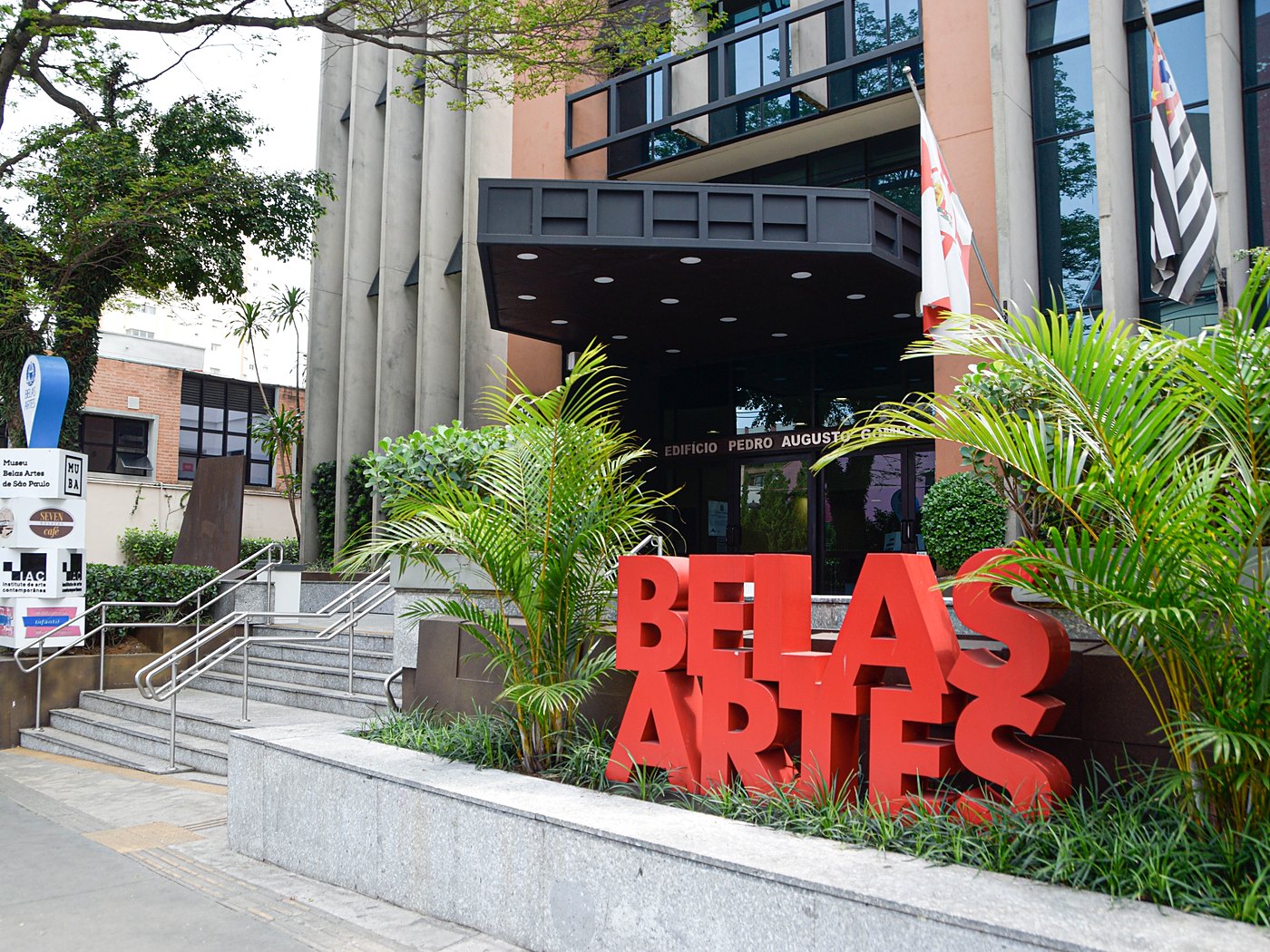 Entrada do Centro Universitário Belas Artes, campus Vila Mariana