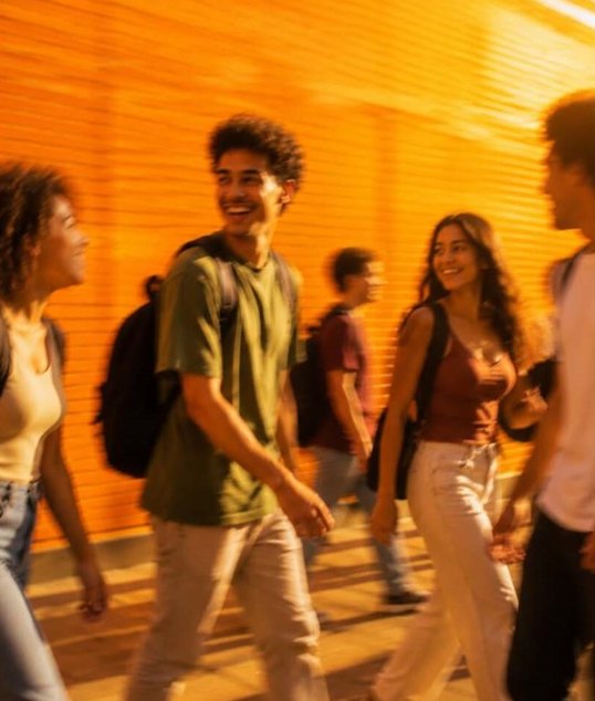 Estudantes caminhando juntos